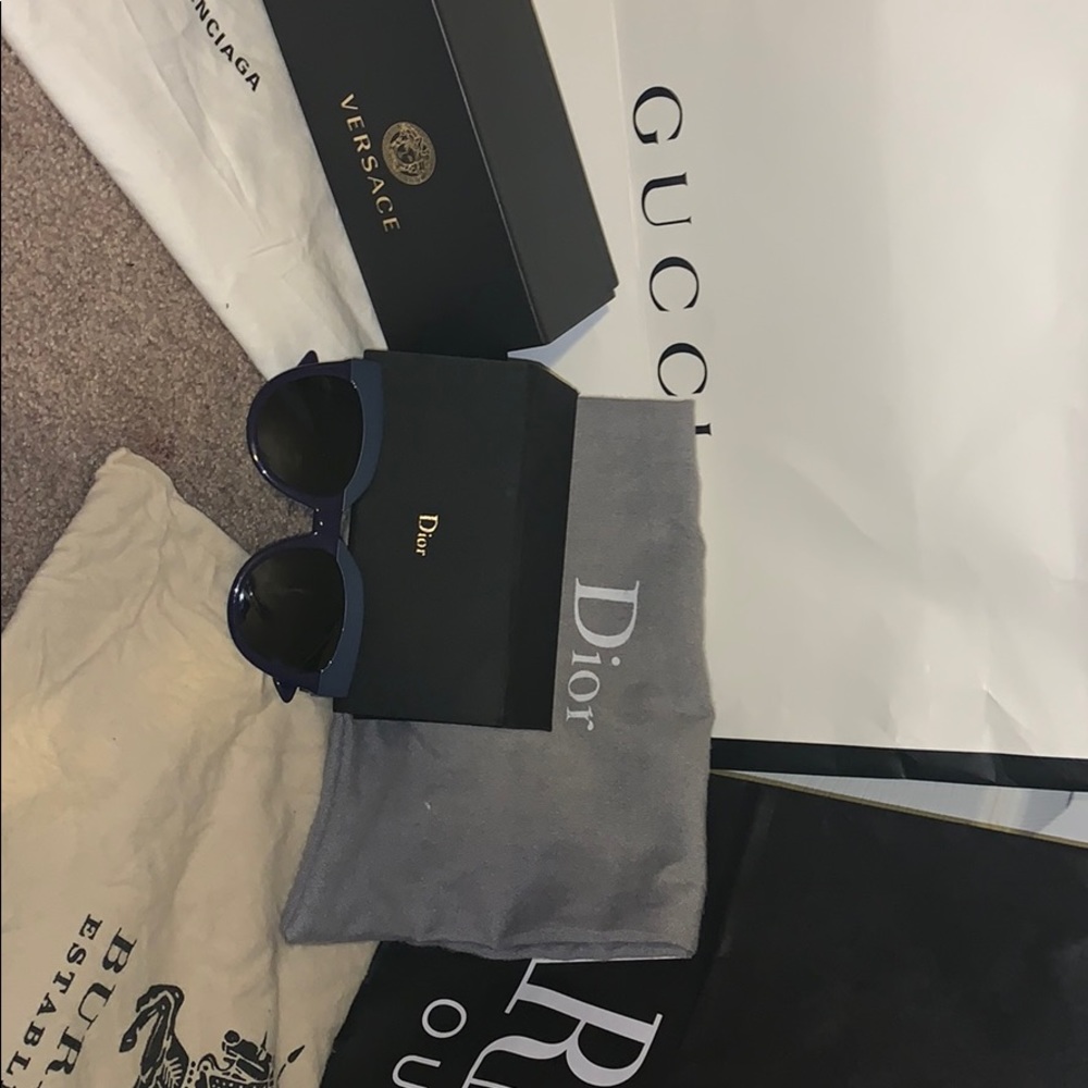 Women’s or men’s sunglasses